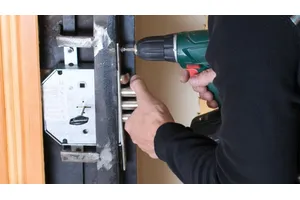 Remplacement de serrure de porte métallique